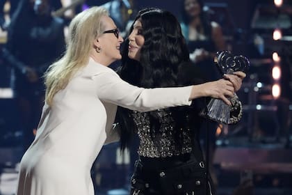 De una grande a otra grande. Cher recibió de manos de Meryl Streep uno de los mayores premios de la noche: Icon