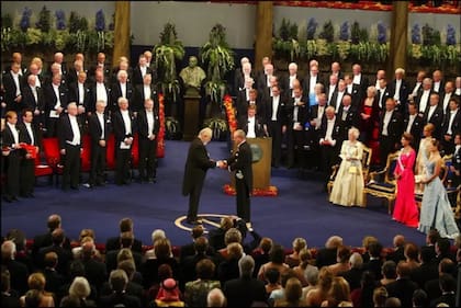 De una servilleta a un premio Nobel: Lauterbur lo recibió de manos del rey Carlos Gustavo Suecia en Estocolmo en 2003