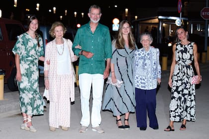 De vacaciones en Mallorca, con la familia real española, en 2022, a la salida de un restaurant