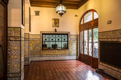 De Valencia llegaron azulejos y damascos; de Tarragona, las losetas rojas para el piso; de Sevilla, bancos, rejas, herrajes y azulejos; de Lucena, candiles, lámparas, faroles