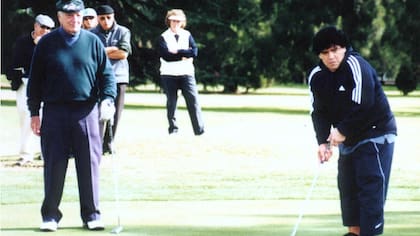 De Vicenzo y Maradona, durante una exhibición