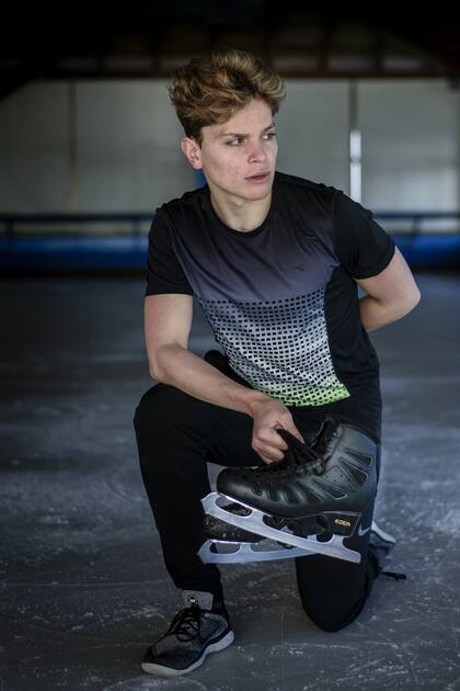 De visita en su ciudad, Mauro, de 18 años, representará al país en el próximo mundial de patinaje