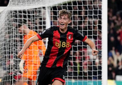 Dean Huijsen festeja un gol en la Premier League con la camiseta de Bournemouth, club que abandonará para jugar en Real Madrid