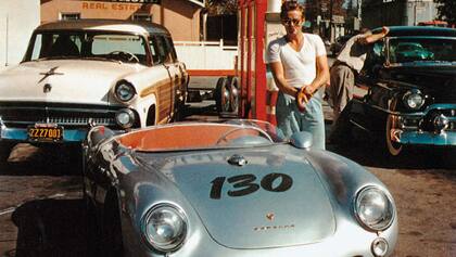 Dean junto al Porsche 550 Spyder