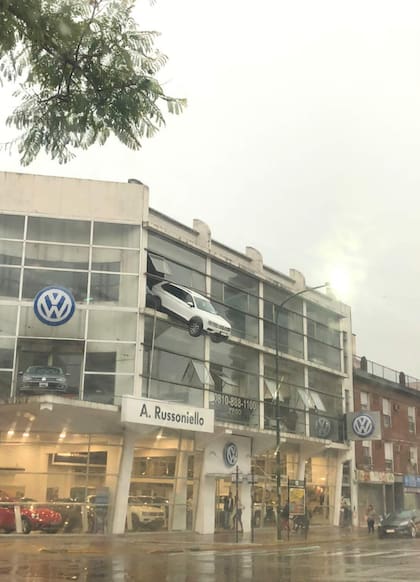 Debajo de donde cuelga el auto hay una parada de colectivos