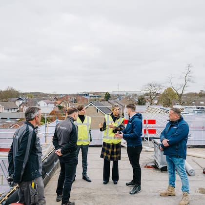 Debajo del chaleco, la reina usó una blusa azul con un pantalón haciendo juego y un tapado a cuadros (Foto: Instagram @koninklijkhuis)