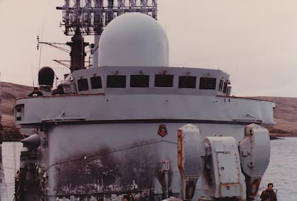 Debajo del puente de comando del HMS Cardiff se aprecia el tizne producido debido al lanzamiento de los tres misiles Sea Dart contra el Fokker del Capitán D’ Imperio y el Teniente Oliveira en la noche del 2 de junio de 1982. (Facebook Kenneth Griffiths).