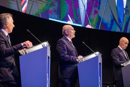 Espert toma sus minutos mientras Macri mira y Gómez Centurión mira sus notas