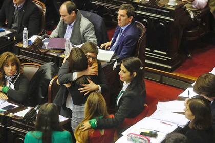 Debate por el aborto, Donda, De Ponti Pietragalla, se acercaron a abrazar a Brenda Austin, luego de su discurso