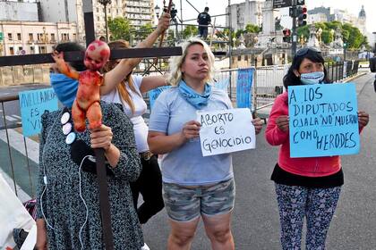 Un grupo de mujeres muestran carteles en contra del aborto