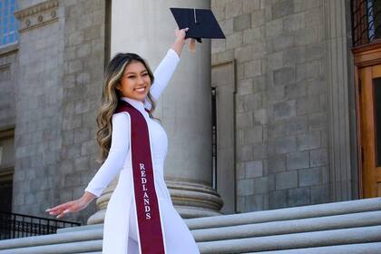Debbie Ly decidió vestir el traje tradicional de Vietnam durante la ceremonia de graduación