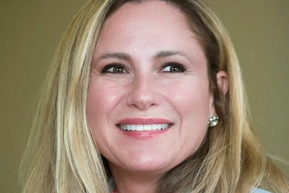 Debbie Murcasel-Powell, la candidata demócrata que nació en Ecuador