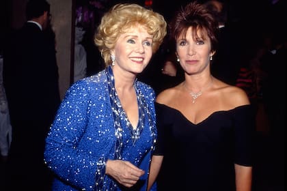 Debbie Reynolds junto a Carrie Fisher, su hija