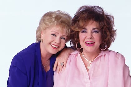 Debbie Reynolds y Elizabeth Taylor en plena promoción del telefilm que protagonizaron en 2001