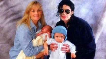 Debbie Rowe junto a los dos hijos que engendró para Michael Jackson, Michael Joseph Jr. (más conocido como Prince) y Paris