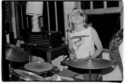 "Debbie tocando la batería en nuestra sala de ensayo, en la calle 37 de Nueva York, en 1975. Pocos lo saben, pero lo hacía muy bien, y alguna vez hasta grabamos una pista con Debbie en la batería. Compartíamos este espacio con otras bandas de la ciudad porque en aquellos años no era fácil conseguir un lugar. Para las bandas emergentes, como éramos nosotros, lo más común era alquilar un cuarto en un edificio industrial y usarlo para tocar fuera del horario de oficina y en los fines de semana"