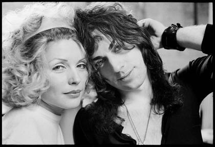 "Debbie y yo en la entrada del club CBGB cuando tocamos allí por primera vez, en 1974. Nos habíamos conocido ahí mismo una noche que fui a verla con el grupo The Stilettos, que eran todas chicas. Me pareció increíble en el escenario. Así nos hicimos amigos y después fuimos pareja. En ese entonces yo tenía la costumbre de darle mi cámara a cualquier persona del público para que nos sacara fotos. Así que esta la hizo alguien desconocido y quien quiera que sea resultó ser un buen fotógrafo porque es un muy buen retrato. El CBGB era un lugar muy incómodo para tocar porque la amplificación estaba muy alejada del escenario. Era duro y rústico, pero nos dio mucha práctica para poder hacerlo en cualquier lugar del mundo. La escena recién se estaba formando: había un grupo de amigos llamado The Miamis, Magic Tramps, los Ramones estaban empezando, más tarde aparecieron los Talking Heads. En 1974 había muchas bandas de Manhattan que ni siquiera llegaron a grabar. Todo estaba por hacerse".