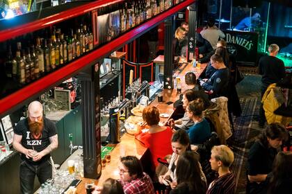 ¿Deberemos cambiar la manera en la que nos compartamos en los bares?