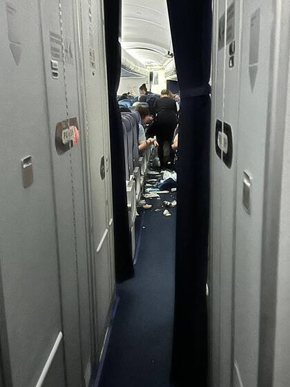 Debido a la turbulencia, muchos objetos terminaron en el piso