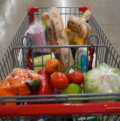 Debido a que en 2019 Bayview era considerada una zona de 'bajo ingreso y bajo acceso' a alimentos, se implementaron un mercado de agricultores en el Southeast Community Center y el District 10 Community Market para atender la demanda