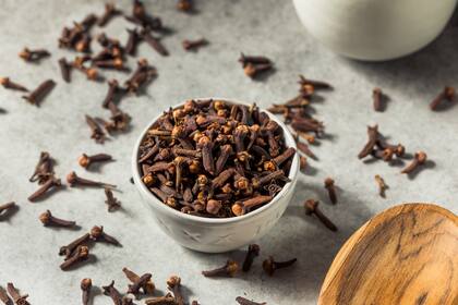 Debido a que es rico en eugenol, tiene propiedades analgésicas y antibacterianas