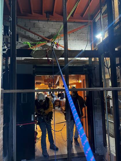 Debido a que los trabajadores no lograron reparar el elevador, las autoridades improvisaron uno y cada rescate tomó 15 minutos