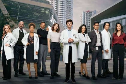 Debido a su estado mental y emocional atípico, Ali Vefa enfrenta los conflictos de sus pares y de los pacientes, quienes lo ven como poco fiable