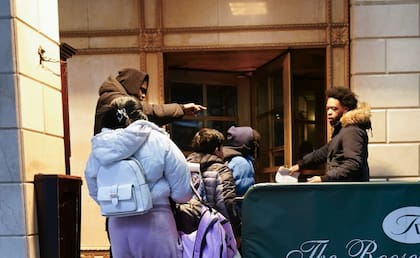 Debido al alto número de llegadas familias de migrantes a Nueva York, el gobierno estatal dispuso de hoteles para ser utilizados como albergues