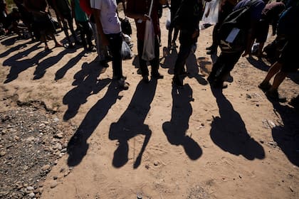 Debido al déficit presupuestario, algunas agencias relacionadas con la inmigración podrían enfrentar una situación crítica en los próximos meses (Archivo)