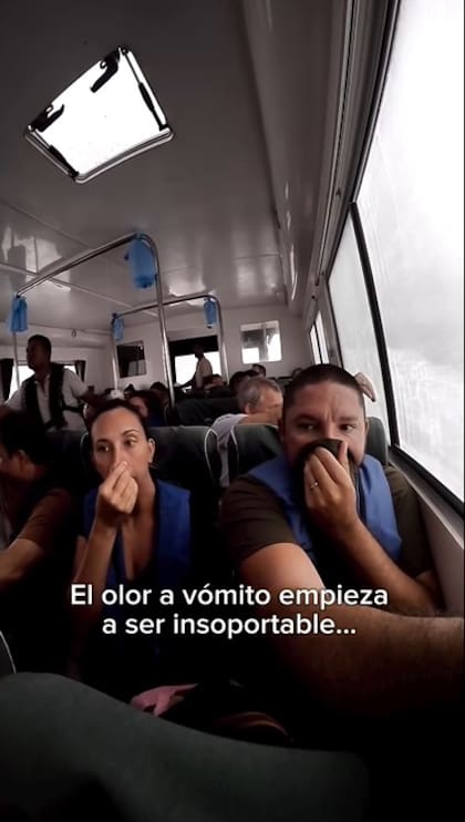 Debido al movimiento, muchos pasajeros comenzaron a vomitar y el olor en el ferry se tornó insoportable