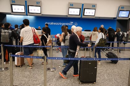 Debido al temporal en Buenos Aires, el Aeroparque Jorge Newbery registró numerosas demoras y cancelaciones en los vuelos.