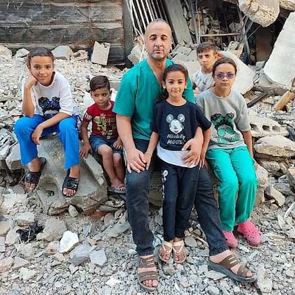 "Debo ser fuerte para darles algo de seguridad a mis hijos. Nos da mucho dolor no poder hacer más por ellos porque estamos atrapados"