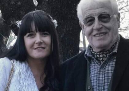 Débora junto a su papá que pagó la fiesta de su casamiento.