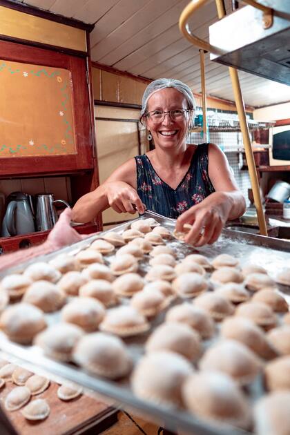 Débora, pareja de Fernando, cocinando unos sorrentinos.