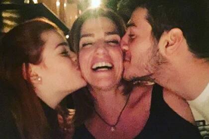 Débora junto con sus hijos Luna y Agustín