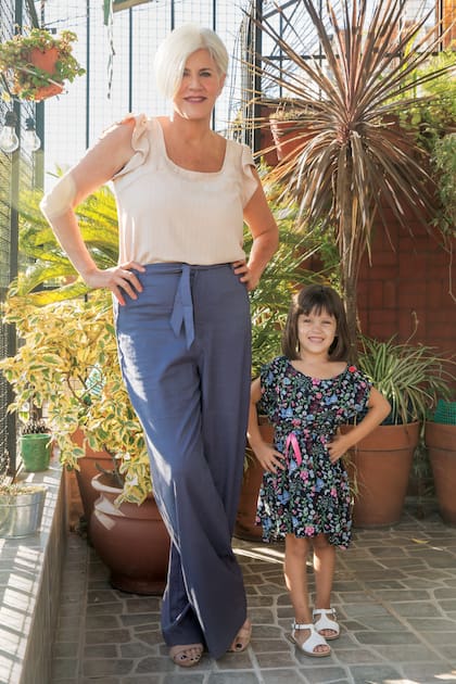 Débora posa divertida con la mayor de sus hijas, Lola, de 4 años.