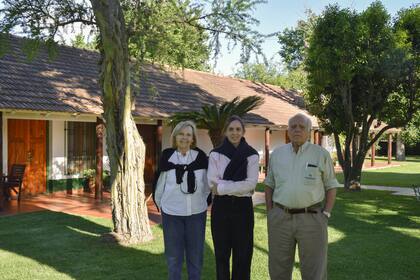 Débora Vallejo junto a Irma Portau y Oscar Vallejo