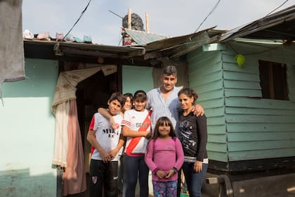 Débora Villarreal y su familia, en la puerta de su casa