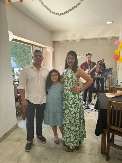 Débora y Diego junto a su hija Renata, quien llegó "con el pan bajo el brazo"