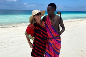 Se casó en Tanzania con un hombre de una tribu 30 años menor y no le importan los prejuicios