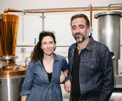 Déborah Sabsay y Pablo Apodaca. La pareja creó en 2020, plena pandemia, una exitosa marca de gin.