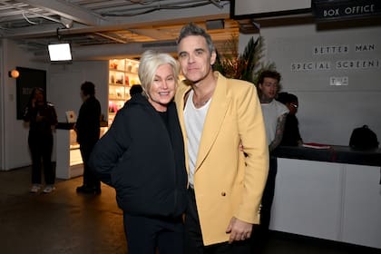 Deborra-lee Furness junto a su gran amigo Robbie Williams, en la presentación de su película autobiográfica Better Man