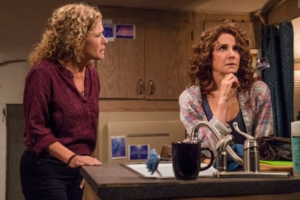 Debra Winger, a la derecha, en una escena de The Ranch