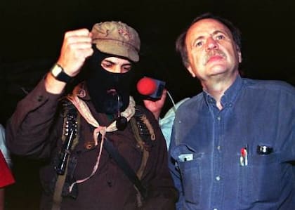 Debray, en 1996, con el subcomandante Marcos, durante una visita al bastión de los zapatistas