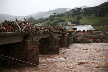 Los escombros se acumulan en un puente sobre el río Pardinho después de las fuertes lluvias en Sinimbu, en la región de Vale do Rio Pardo de Rio Grande do Sul, Brasil, el 1 de mayo de 2024