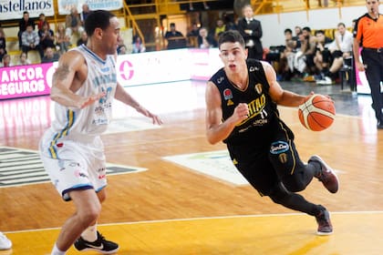 Debutó en la Liga Nacional a los 16 años, con la camiseta de Libertad, de Sunchales; de ese club llegó a intentarse irse cuando adolescente, porque no funcionaban el equipo ni él, pero José se recuperó.