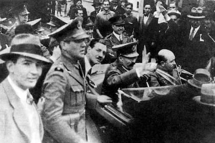 Perón junto al auto que lleva al general Uriburu al poder, el 6 de septiembre de 1930, día del golpe