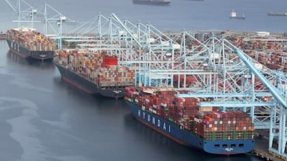 Decenas de buques con contenedores esperaron para descargar sus mercancías en puertos estadounidenses en octubre de 2021