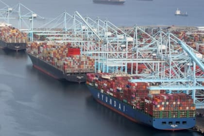 Decenas de buques con contenedores estuvieron esperando para descargar sus mercancías en puertos estadounidense.