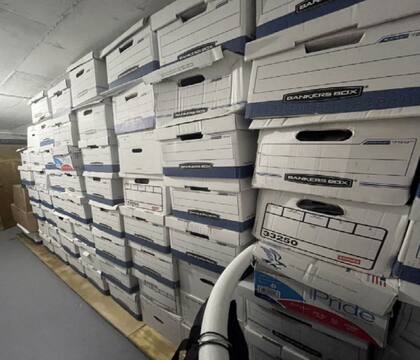 Decenas de cajas de material clasificado en un depósito de la mansión de Trump en Florida